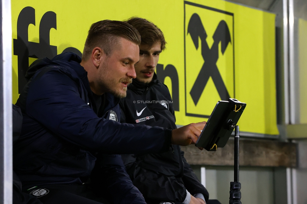 Sturm Damen - Vienna
OEFB Frauen Bundesliga, 8. Runde, SK Sturm Graz Damen - First Vienna FC 1894, Trainingszentrum Messendorf, 04.11.2023. 

Foto zeigt Michael Erlitz (Sportlicher Leiter Sturm Damen) und Matthias Krienzer ((Physiotherapeut Sturm Graz)
