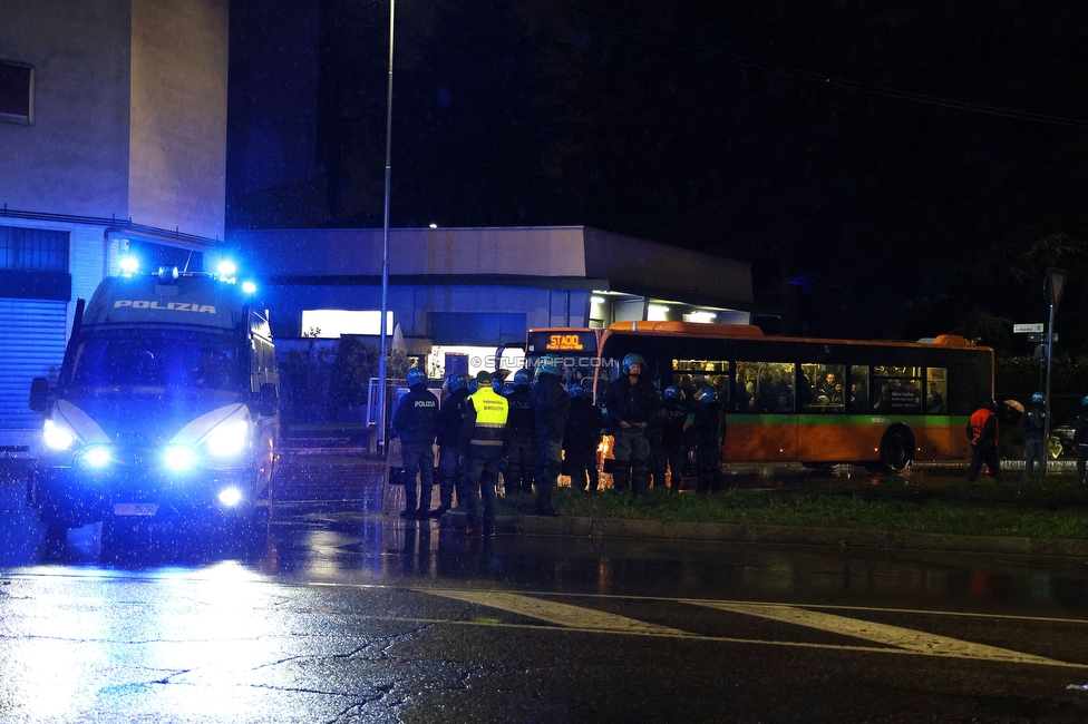 Atalanta - Sturm Graz
UEFA Europa League Gruppenphase 4. Spieltag, Atalanta Bergamo Calcio - SK Sturm Graz, Stadio di Bergamo, 09.11.2023. 

Foto zeigt Fanbusse von Sturm und Polizei
