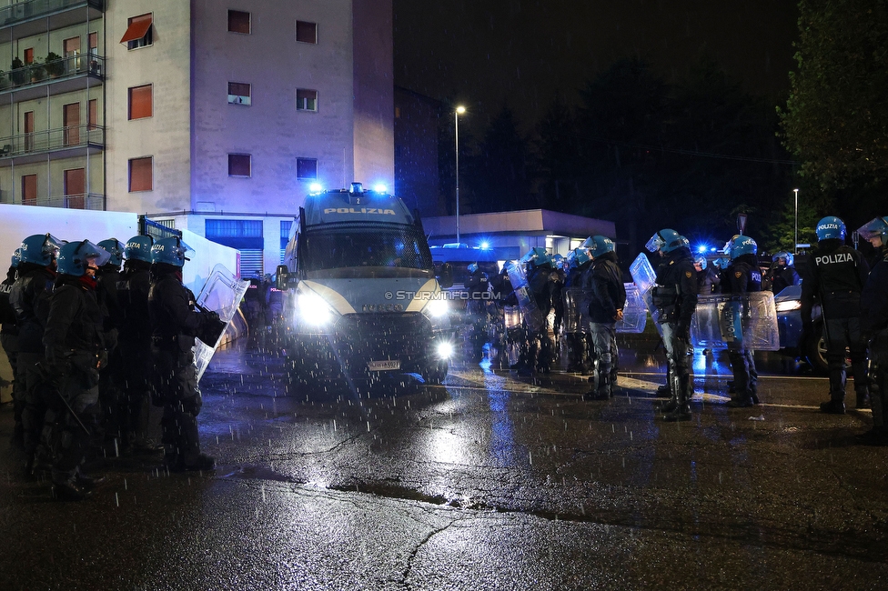 Atalanta - Sturm Graz
UEFA Europa League Gruppenphase 4. Spieltag, Atalanta Bergamo Calcio - SK Sturm Graz, Stadio di Bergamo, 09.11.2023. 

Foto zeigt Fanbusse von Sturm und Polizei
