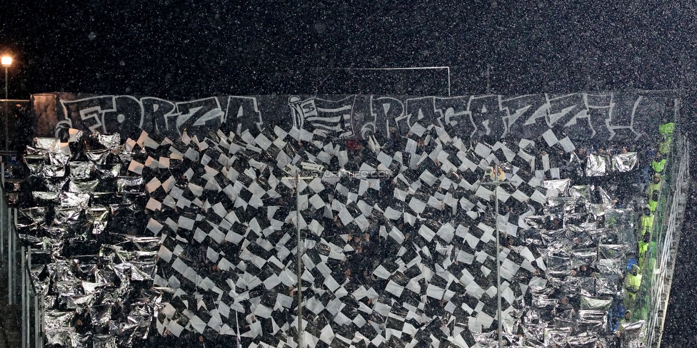 Atalanta - Sturm Graz
UEFA Europa League Gruppenphase 4. Spieltag, Atalanta Bergamo Calcio - SK Sturm Graz, Stadio di Bergamo, 09.11.2023. 

Foto zeigt Fans von Sturm mit einer Choreografie
