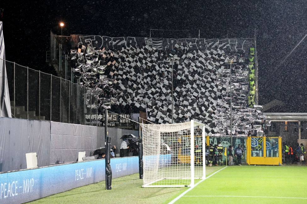 Atalanta - Sturm Graz
UEFA Europa League Gruppenphase 4. Spieltag, Atalanta Bergamo Calcio - SK Sturm Graz, Stadio di Bergamo, 09.11.2023. 

Foto zeigt Fans von Sturm mit einer Choreografie
