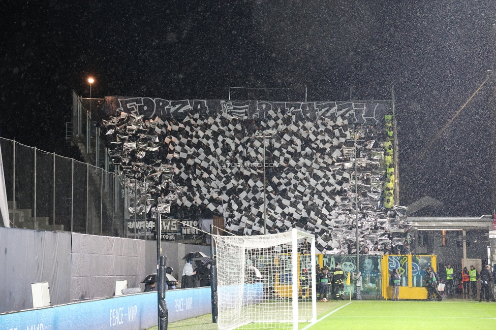 Atalanta - Sturm Graz
UEFA Europa League Gruppenphase 4. Spieltag, Atalanta Bergamo Calcio - SK Sturm Graz, Stadio di Bergamo, 09.11.2023. 

Foto zeigt Fans von Sturm mit einer Choreografie
