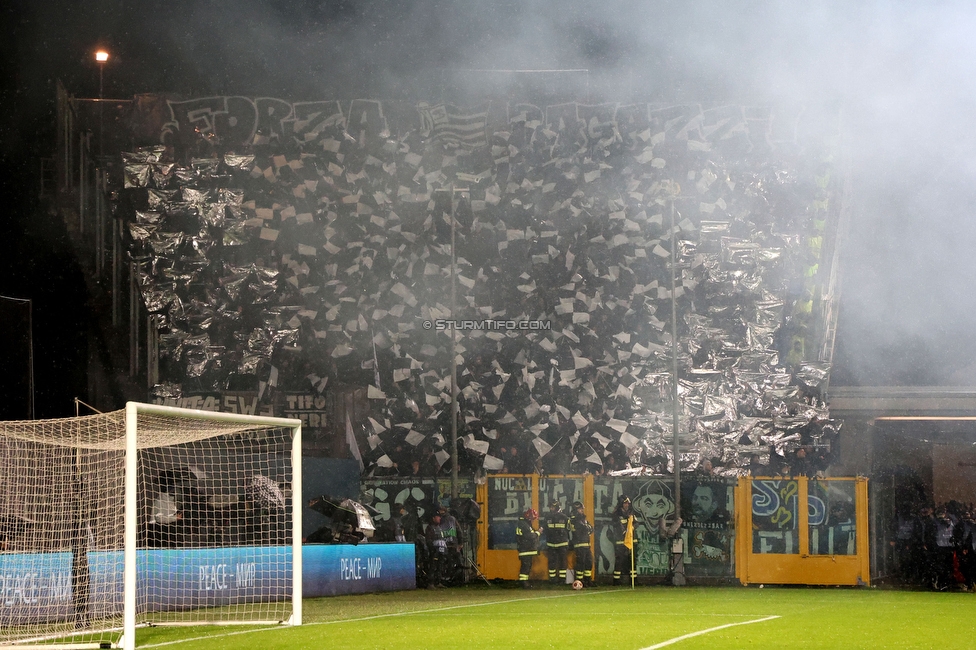 Atalanta - Sturm Graz
UEFA Europa League Gruppenphase 4. Spieltag, Atalanta Bergamo Calcio - SK Sturm Graz, Stadio di Bergamo, 09.11.2023. 

Foto zeigt Fans von Sturm mit einer Choreografie
