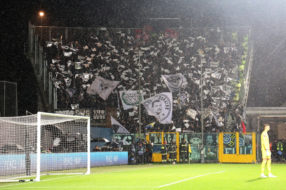 Atalanta - Sturm Graz
UEFA Europa League Gruppenphase 4. Spieltag, Atalanta Bergamo Calcio - SK Sturm Graz, Stadio di Bergamo, 09.11.2023. 

Foto zeigt Fans von Sturm mit einer Choreografie
