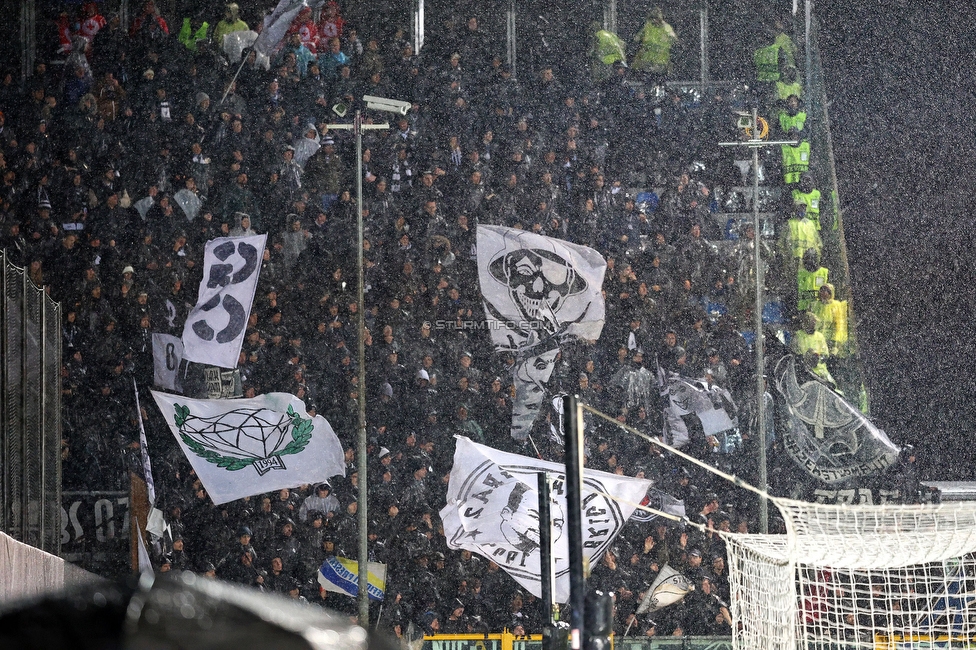 Atalanta - Sturm Graz
UEFA Europa League Gruppenphase 4. Spieltag, Atalanta Bergamo Calcio - SK Sturm Graz, Stadio di Bergamo, 09.11.2023. 

Foto zeigt Fans von Sturm
