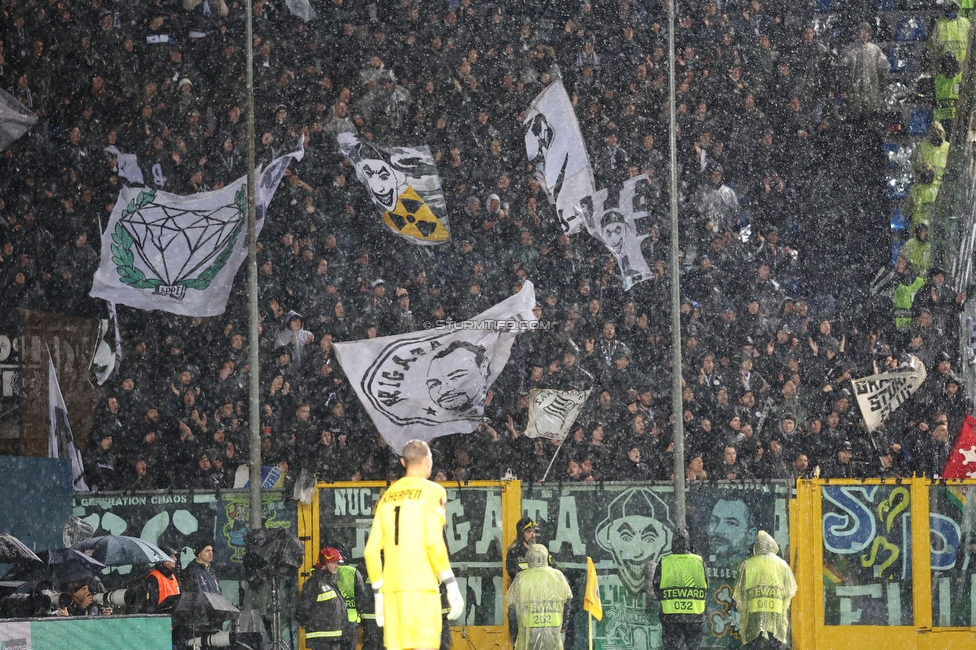 Atalanta - Sturm Graz
UEFA Europa League Gruppenphase 4. Spieltag, Atalanta Bergamo Calcio - SK Sturm Graz, Stadio di Bergamo, 09.11.2023. 

Foto zeigt Fans von Sturm
