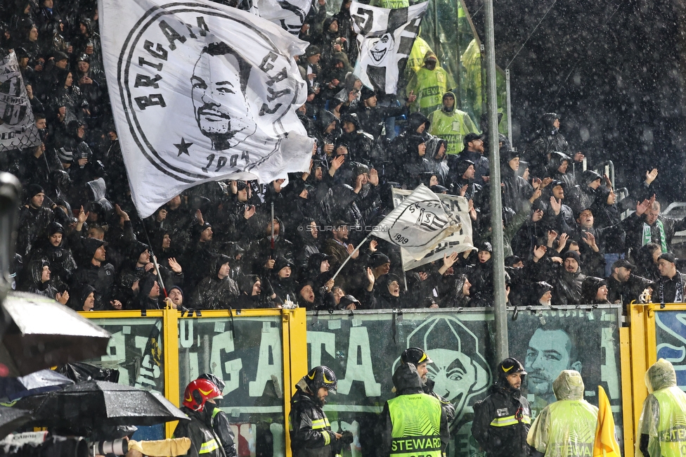 Atalanta - Sturm Graz
UEFA Europa League Gruppenphase 4. Spieltag, Atalanta Bergamo Calcio - SK Sturm Graz, Stadio di Bergamo, 09.11.2023. 

Foto zeigt Fans von Sturm
