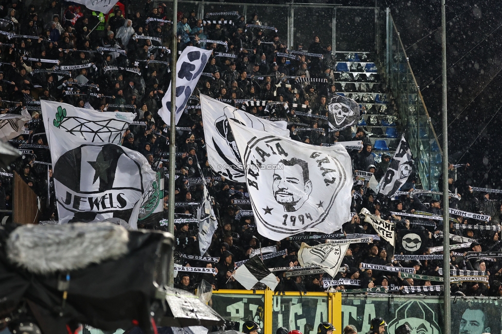 Atalanta - Sturm Graz
UEFA Europa League Gruppenphase 4. Spieltag, Atalanta Bergamo Calcio - SK Sturm Graz, Stadio di Bergamo, 09.11.2023. 

Foto zeigt Fans von Sturm
Schlüsselwörter: schals