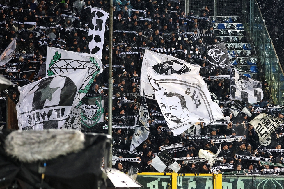 Atalanta - Sturm Graz
UEFA Europa League Gruppenphase 4. Spieltag, Atalanta Bergamo Calcio - SK Sturm Graz, Stadio di Bergamo, 09.11.2023. 

Foto zeigt Fans von Sturm
Schlüsselwörter: schals