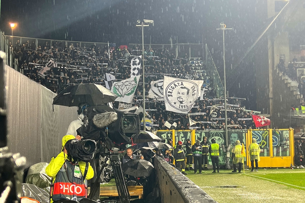 Atalanta - Sturm Graz
UEFA Europa League Gruppenphase 4. Spieltag, Atalanta Bergamo Calcio - SK Sturm Graz, Stadio di Bergamo, 09.11.2023. 

Foto zeigt Fans von Sturm
Schlüsselwörter: schals