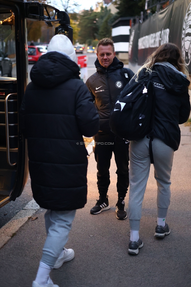 Wiener Sportklub - Sturm Graz Damen
SPORTLAND Niederoesterreich Frauen Cup, Wiener Sportklub - SK Sturm Graz, WSC Trainingszentrum Kunstrasen Wien, 18.11.2023. 

Foto zeigt Daniel Gutschi (Torwart-Trainer Sturm Damen)
