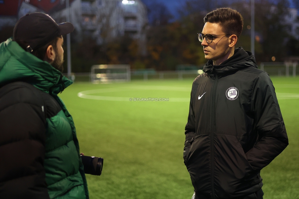 Wiener Sportklub - Sturm Graz Damen
SPORTLAND Niederoesterreich Frauen Cup, Wiener Sportklub - SK Sturm Graz, WSC Trainingszentrum Kunstrasen Wien, 18.11.2023. 

Foto zeigt Tode Djakovic (Videoanalyst Sturm Damen)
