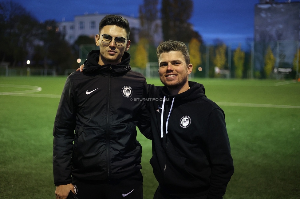 Wiener Sportklub - Sturm Graz Damen
SPORTLAND Niederoesterreich Frauen Cup, Wiener Sportklub - SK Sturm Graz, WSC Trainingszentrum Kunstrasen Wien, 18.11.2023. 

Foto zeigt Tode Djakovic (Videoanalyst Sturm Damen) und David Url (Athletiktrainer Sturm Damen)
