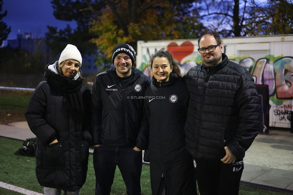 Wiener Sportklub - Sturm Graz Damen
SPORTLAND Niederoesterreich Frauen Cup, Wiener Sportklub - SK Sturm Graz, WSC Trainingszentrum Kunstrasen Wien, 18.11.2023. 

Foto zeigt Ruzika Krajinovic (Sturm Damen), Sebastian Neugebauer (Fotograf SturmTifo.com), Vanessa Gritzner (Sturm Damen) und Sebastian Tauschitz (Special Blackies)
