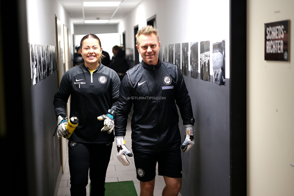 Wiener Sportklub - Sturm Graz Damen
SPORTLAND Niederoesterreich Frauen Cup, Wiener Sportklub - SK Sturm Graz, WSC Trainingszentrum Kunstrasen Wien, 18.11.2023. 

Foto zeigt Mariella El Sherif (Sturm Damen) und Daniel Gutschi (Torwart-Trainer Sturm Damen)
