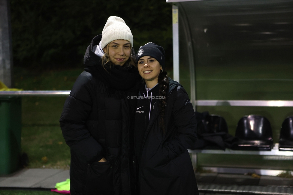 Wiener Sportklub - Sturm Graz Damen
SPORTLAND Niederoesterreich Frauen Cup, Wiener Sportklub - SK Sturm Graz, WSC Trainingszentrum Kunstrasen Wien, 18.11.2023. 

Foto zeigt Ruzika Krajinovic (Sturm Damen) und Carina Tretnjak (Masseurin Sturm Damen)
