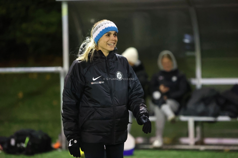 Wiener Sportklub - Sturm Graz Damen
SPORTLAND Niederoesterreich Frauen Cup, Wiener Sportklub - SK Sturm Graz, WSC Trainingszentrum Kunstrasen Wien, 18.11.2023. 

Foto zeigt Carmen Schauer (Physiotherapeutin Sturm Graz)
