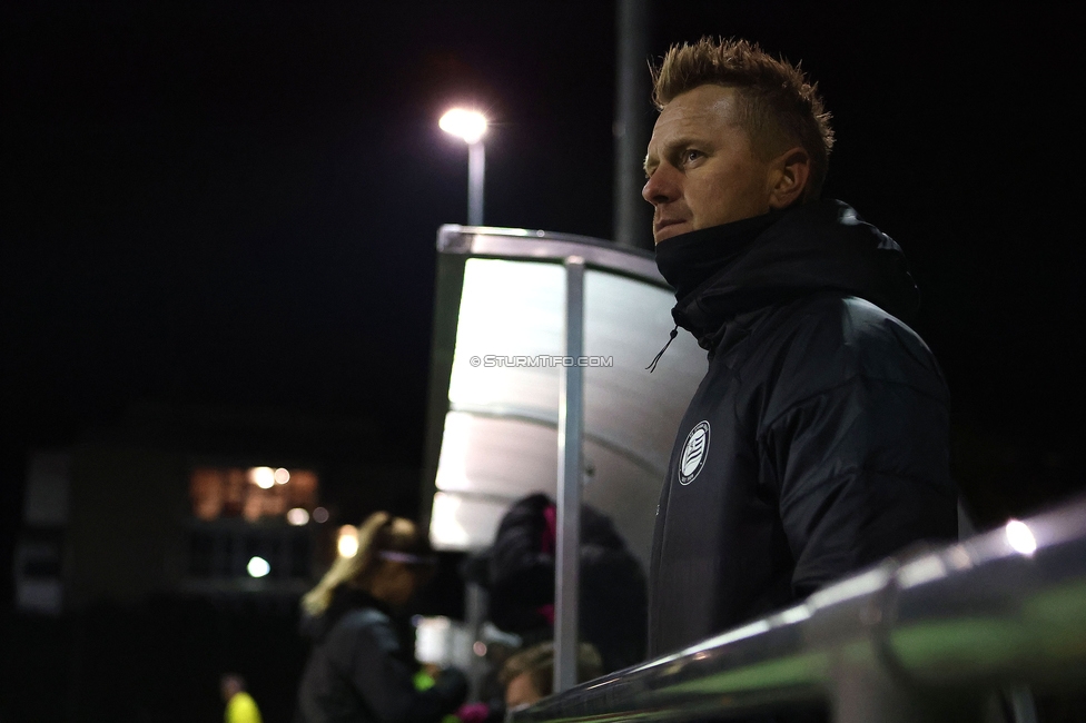 Wiener Sportklub - Sturm Graz Damen
SPORTLAND Niederoesterreich Frauen Cup, Wiener Sportklub - SK Sturm Graz, WSC Trainingszentrum Kunstrasen Wien, 18.11.2023. 

Foto zeigt Daniel Gutschi (Torwart-Trainer Sturm Damen)
