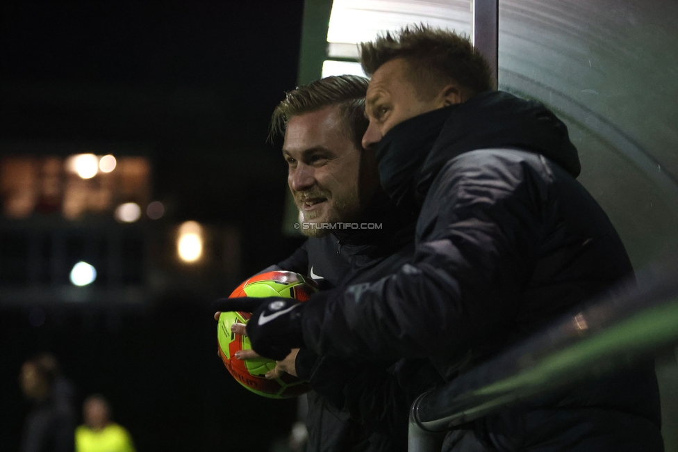 Wiener Sportklub - Sturm Graz Damen
SPORTLAND Niederoesterreich Frauen Cup, Wiener Sportklub - SK Sturm Graz, WSC Trainingszentrum Kunstrasen Wien, 18.11.2023. 

Foto zeigt Michael Erlitz (Sportlicher Leiter Sturm Damen) und Daniel Gutschi (Torwart-Trainer Sturm Damen)
