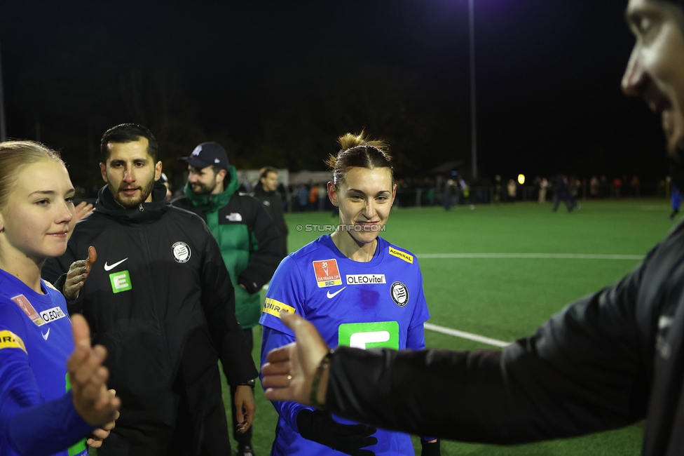 Wiener Sportklub - Sturm Graz Damen
SPORTLAND Niederoesterreich Frauen Cup, Wiener Sportklub - SK Sturm Graz, WSC Trainingszentrum Kunstrasen Wien, 18.11.2023. 

Foto zeigt Lena Breznik (Sturm Damen), Sargon Duran (Cheftrainer Sturm Damen) und Laura Krumboeck (Sturm Damen)
