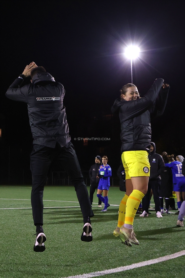 Wiener Sportklub - Sturm Graz Damen
SPORTLAND Niederoesterreich Frauen Cup, Wiener Sportklub - SK Sturm Graz, WSC Trainingszentrum Kunstrasen Wien, 18.11.2023. 

Foto zeigt Tode Djakovic (Videoanalyst Sturm Damen) und Mariella El Sherif (Sturm Damen)
