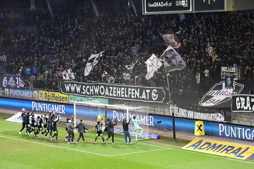 Sturm Graz - Austria Lustenau
Oesterreichische Fussball Bundesliga, 15. Runde, SK Sturm Graz - SC Austria Lustenau,  Stadion Liebenau Graz, 25.112023. 

Foto zeigt die Mannschaft von Sturm und Fans von Sturm
