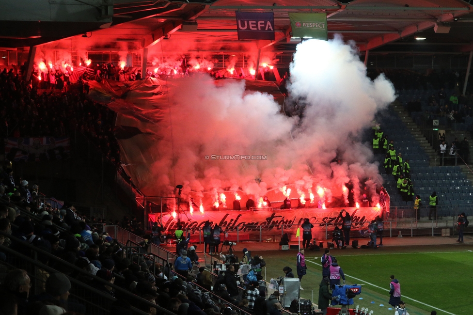 Sturm Graz - Rakow Czestochowa
UEFA Europa League Gruppenphase 5. Spieltag, SK Sturm Graz - Rakow Czestochowa, Stadion Liebenau Graz, 30.11.2023. 

Foto zeigt Fans von Rakow mit einer Choreografie
Schlüsselwörter: pyrotechnik