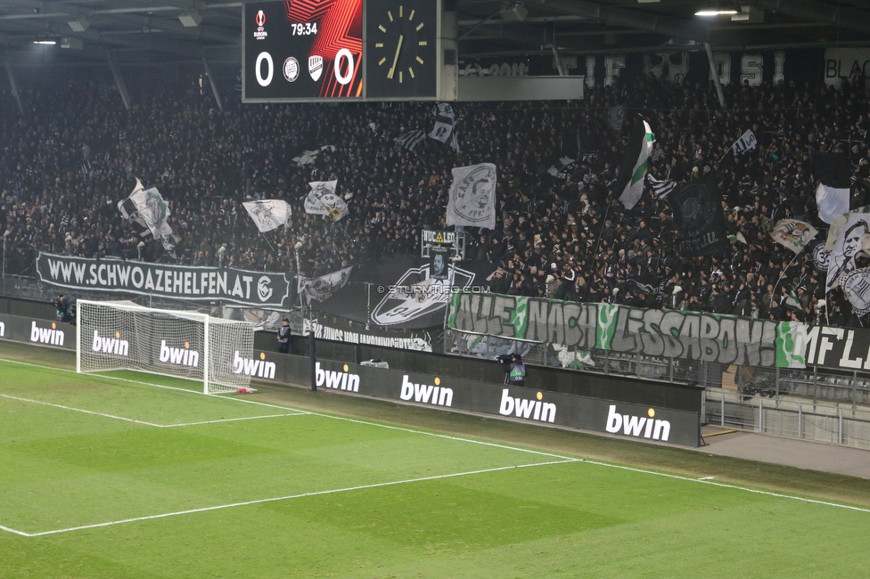 Sturm Graz - Rakow Czestochowa
UEFA Europa League Gruppenphase 5. Spieltag, SK Sturm Graz - Rakow Czestochowa, Stadion Liebenau Graz, 30.11.2023. 

Foto zeigt Fans von Sturm mit einem Spruchband
Schlüsselwörter: schwoazehelfen lissabon