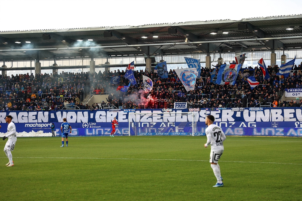 Blau-Weiss Linz - Sturm Graz
Oesterreichische Fussball Bundesliga, 16. Runde, Blau-Weiss Linz - SK Sturm Graz, Hofmann Personal Stadion Linz, 03.12.2023. 

Foto zeigt Fans von Blau-Weiss Linz
