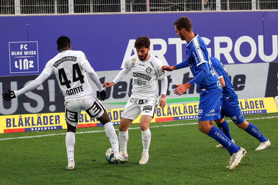 Blau-Weiss Linz - Sturm Graz
Oesterreichische Fussball Bundesliga, 16. Runde, Blau-Weiss Linz - SK Sturm Graz, Hofmann Personal Stadion Linz, 03.12.2023. 

Foto zeigt Amadou Dante (Sturm) und Otar Kiteishvili (Sturm)
