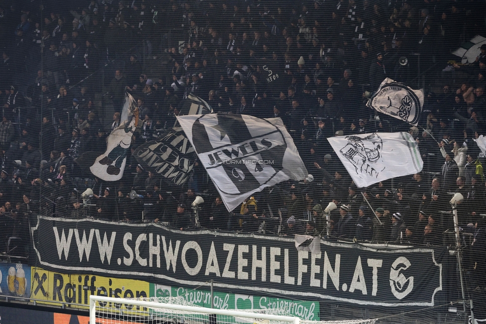 Sturm Graz - Altach
Oesterreichische Fussball Bundesliga, 17. Runde, SK Sturm Graz - SC Rheindorf Altach,  Stadion Liebenau Graz, 10.12.2023. 

Foto zeigt Fans von Sturm mit einem Spruchband
Schlüsselwörter: schwoazehelfen