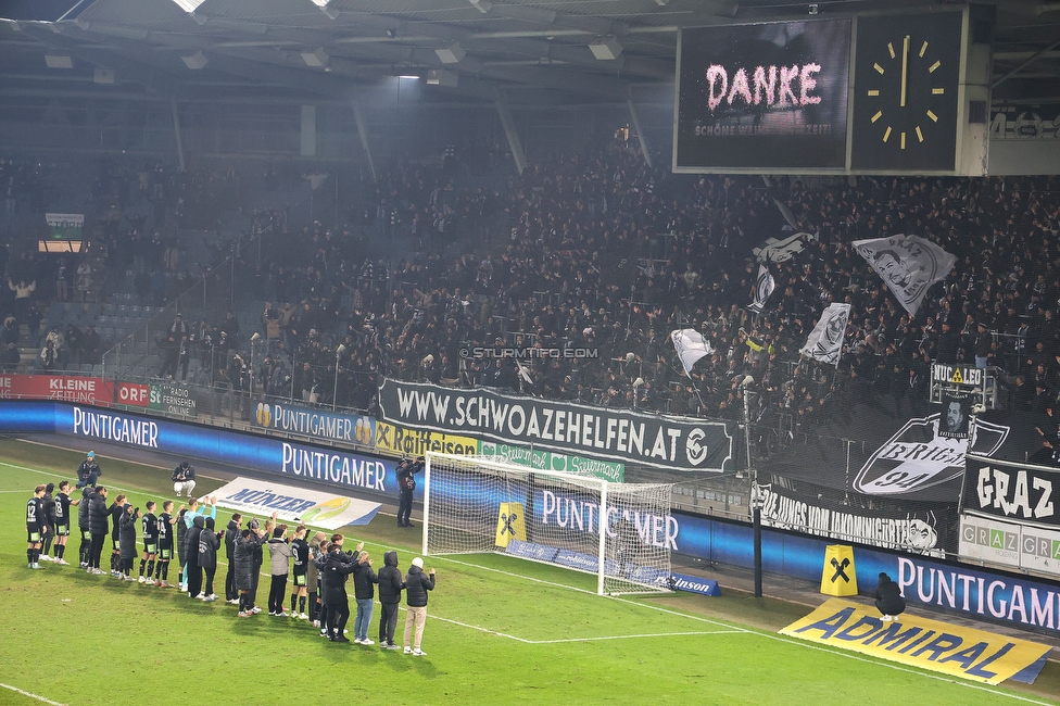 Sturm Graz - Altach
Oesterreichische Fussball Bundesliga, 17. Runde, SK Sturm Graz - SC Rheindorf Altach,  Stadion Liebenau Graz, 10.12.2023. 

Foto zeigt die Mannschaft von Sturm und Fans von Sturm
