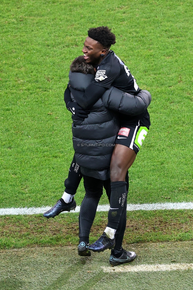 Sturm Graz - Altach
Oesterreichische Fussball Bundesliga, 17. Runde, SK Sturm Graz - SC Rheindorf Altach,  Stadion Liebenau Graz, 10.12.2023. 

Foto zeigt Uwe Hoelzl (Co-Trainer Sturm) und Seedy Jatta (Sturm)
Schlüsselwörter: torjubel