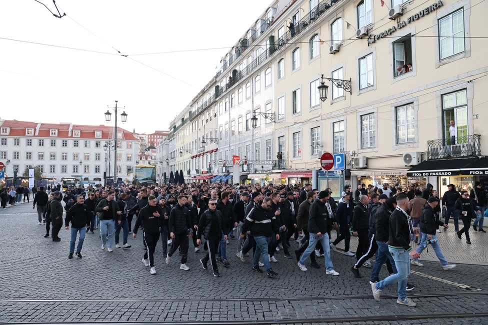 Sporting Lissabon - Sturm Graz
UEFA Europa League Gruppenphase 6. Spieltag, Sporting Lissabon - SK Sturm Graz, Estadio Jose Alvalade XXI Lissabon, 14.12.2023. 

Foto zeigt Fans von Sturm beim Corteo
