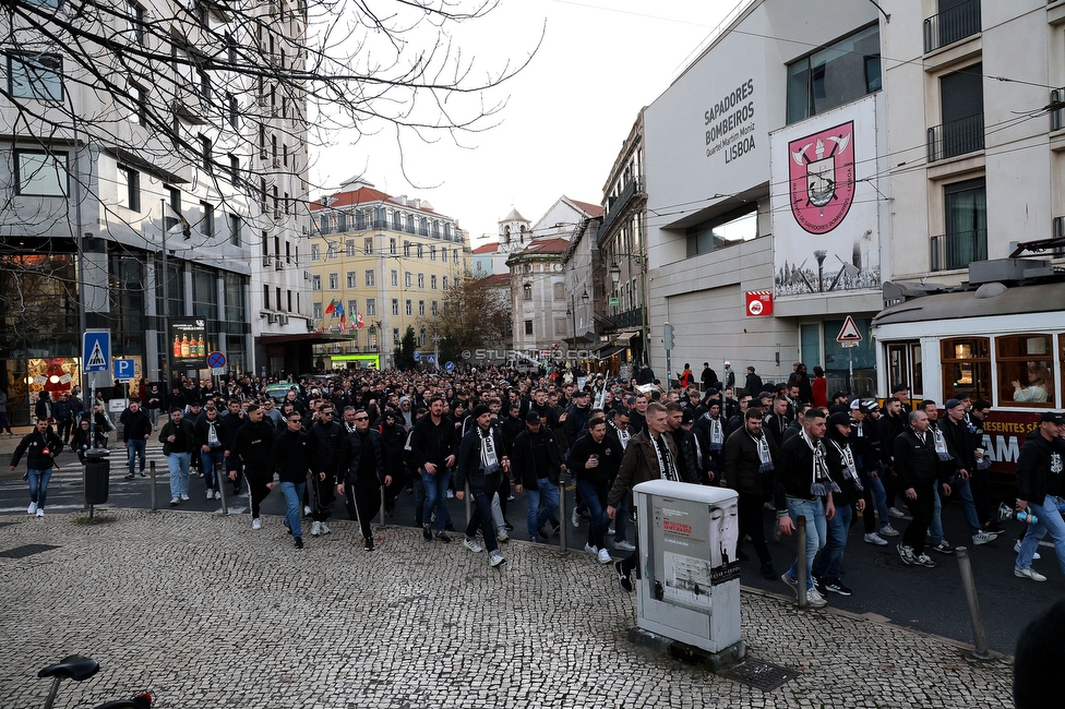 Sporting Lissabon - Sturm Graz
UEFA Europa League Gruppenphase 6. Spieltag, Sporting Lissabon - SK Sturm Graz, Estadio Jose Alvalade XXI Lissabon, 14.12.2023. 

Foto zeigt Fans von Sturm beim Corteo
