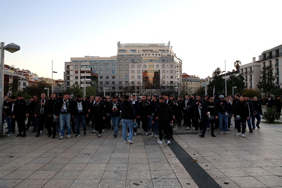 Sporting Lissabon - Sturm Graz
UEFA Europa League Gruppenphase 6. Spieltag, Sporting Lissabon - SK Sturm Graz, Estadio Jose Alvalade XXI Lissabon, 14.12.2023. 

Foto zeigt Fans von Sturm beim Corteo
