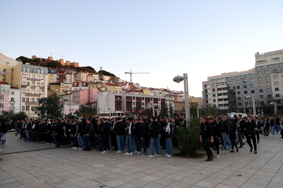 Sporting Lissabon - Sturm Graz
UEFA Europa League Gruppenphase 6. Spieltag, Sporting Lissabon - SK Sturm Graz, Estadio Jose Alvalade XXI Lissabon, 14.12.2023. 

Foto zeigt Fans von Sturm beim Corteo
