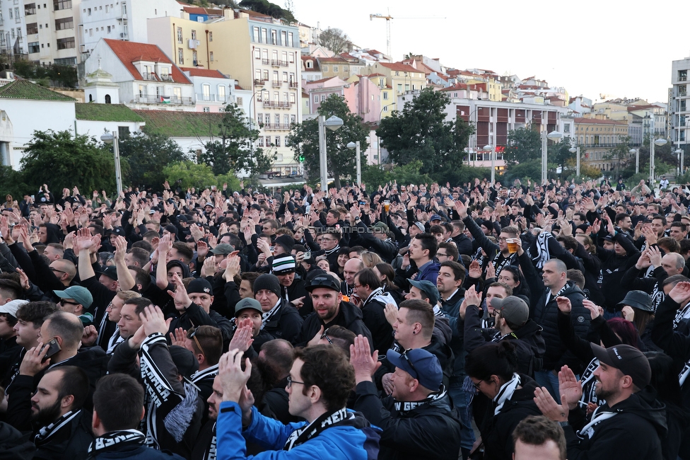 Sporting Lissabon - Sturm Graz
UEFA Europa League Gruppenphase 6. Spieltag, Sporting Lissabon - SK Sturm Graz, Estadio Jose Alvalade XXI Lissabon, 14.12.2023. 

Foto zeigt Fans von Sturm beim Corteo
