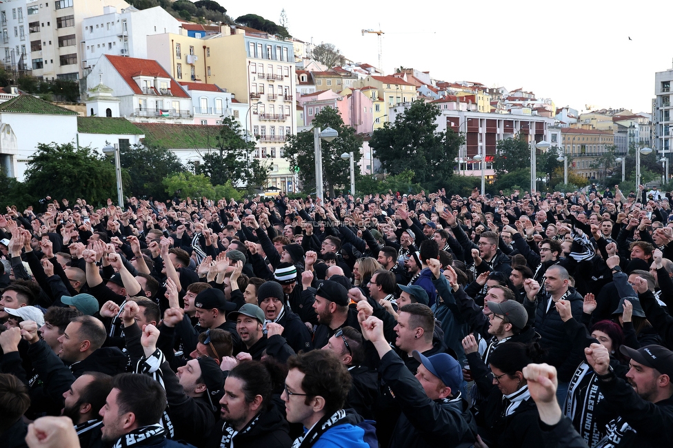 Sporting Lissabon - Sturm Graz
UEFA Europa League Gruppenphase 6. Spieltag, Sporting Lissabon - SK Sturm Graz, Estadio Jose Alvalade XXI Lissabon, 14.12.2023. 

Foto zeigt Fans von Sturm beim Corteo
