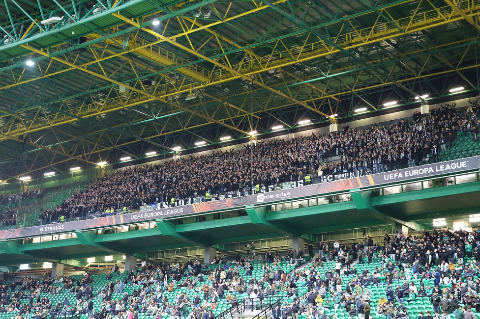 Sporting Lissabon - Sturm Graz
UEFA Europa League Gruppenphase 6. Spieltag, Sporting Lissabon - SK Sturm Graz, Estadio Jose Alvalade XXI Lissabon, 14.12.2023. 

Foto zeigt Fans von Sturm
