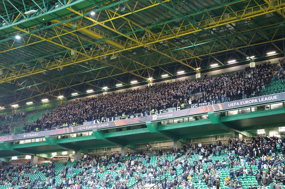 Sporting Lissabon - Sturm Graz
UEFA Europa League Gruppenphase 6. Spieltag, Sporting Lissabon - SK Sturm Graz, Estadio Jose Alvalade XXI Lissabon, 14.12.2023. 

Foto zeigt Fans von Sturm
