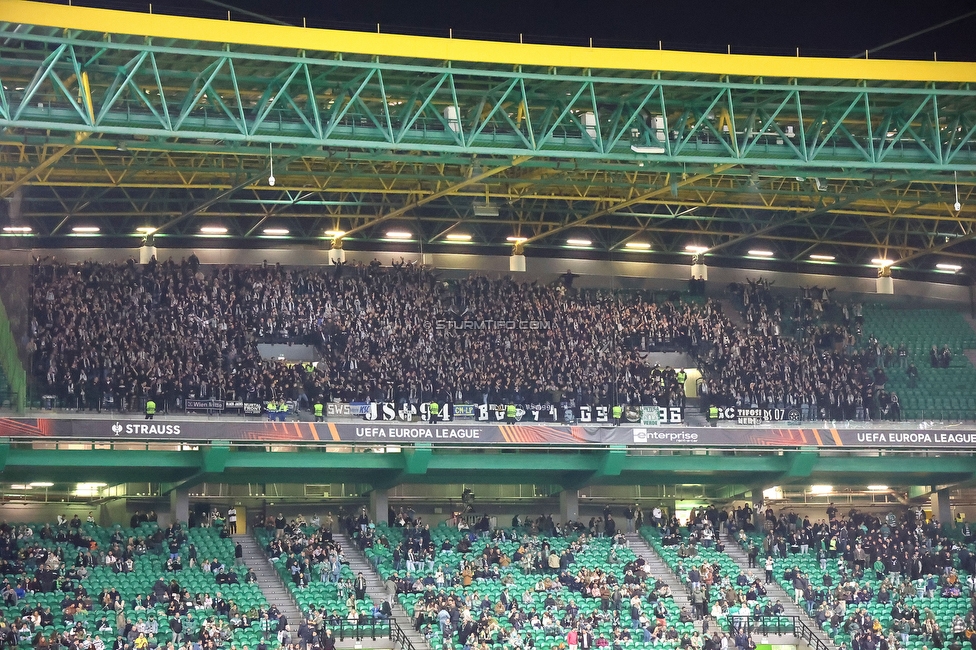 Sporting Lissabon - Sturm Graz
UEFA Europa League Gruppenphase 6. Spieltag, Sporting Lissabon - SK Sturm Graz, Estadio Jose Alvalade XXI Lissabon, 14.12.2023. 

Foto zeigt Fans von Sturm
