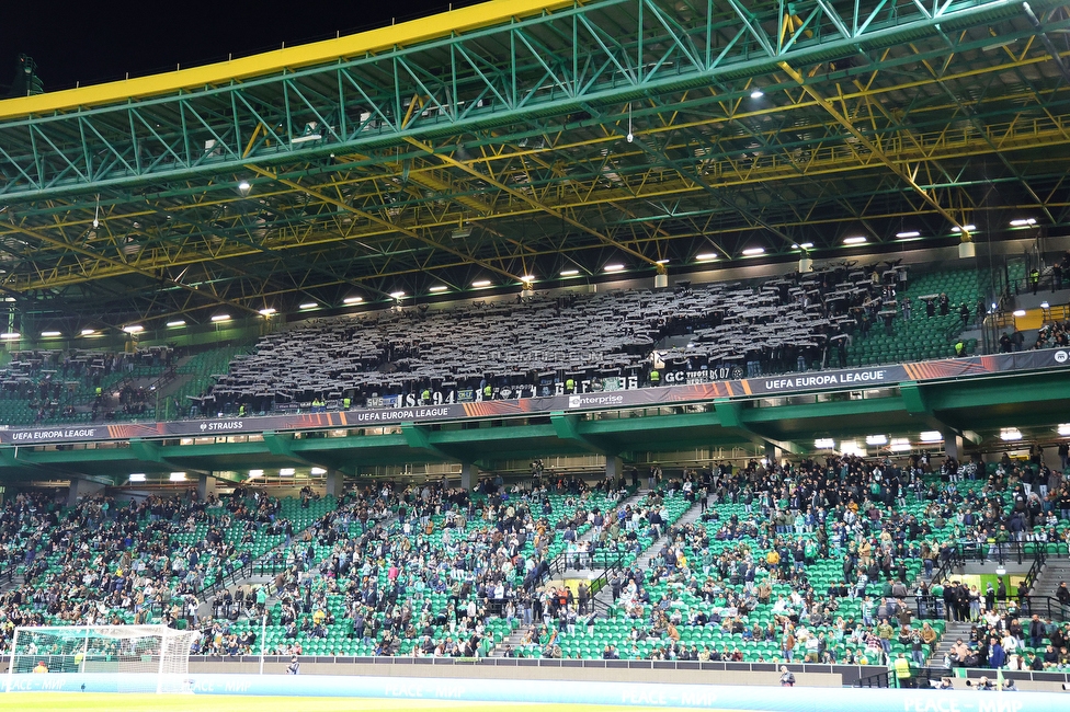 Sporting Lissabon - Sturm Graz
UEFA Europa League Gruppenphase 6. Spieltag, Sporting Lissabon - SK Sturm Graz, Estadio Jose Alvalade XXI Lissabon, 14.12.2023. 

Foto zeigt Fans von Sturm mit einer Choreografie
Schlüsselwörter: schals