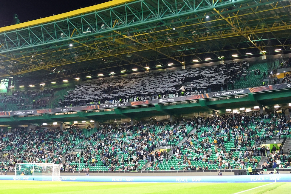 Sporting Lissabon - Sturm Graz
UEFA Europa League Gruppenphase 6. Spieltag, Sporting Lissabon - SK Sturm Graz, Estadio Jose Alvalade XXI Lissabon, 14.12.2023. 

Foto zeigt Fans von Sturm mit einer Choreografie
Schlüsselwörter: schals