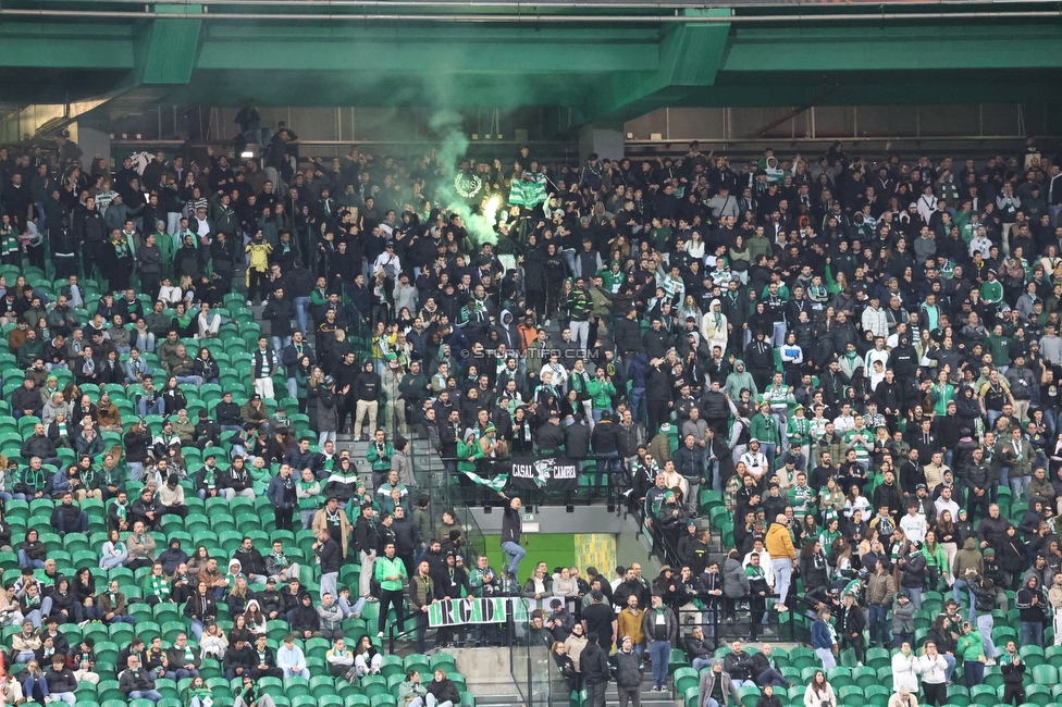 Sporting Lissabon - Sturm Graz
UEFA Europa League Gruppenphase 6. Spieltag, Sporting Lissabon - SK Sturm Graz, Estadio Jose Alvalade XXI Lissabon, 14.12.2023. 

Foto zeigt Fans von Sporting
