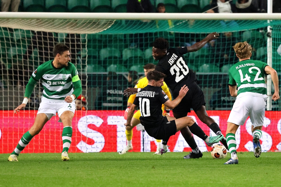 Sporting Lissabon - Sturm Graz
UEFA Europa League Gruppenphase 6. Spieltag, Sporting Lissabon - SK Sturm Graz, Estadio Jose Alvalade XXI Lissabon, 14.12.2023. 

Foto zeigt Otar Kiteishvili (Sturm) und Seedy Jatta (Sturm)
