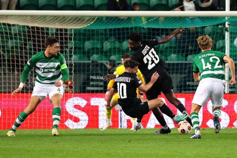 Sporting Lissabon - Sturm Graz
UEFA Europa League Gruppenphase 6. Spieltag, Sporting Lissabon - SK Sturm Graz, Estadio Jose Alvalade XXI Lissabon, 14.12.2023. 

Foto zeigt Otar Kiteishvili (Sturm) und Seedy Jatta (Sturm)
