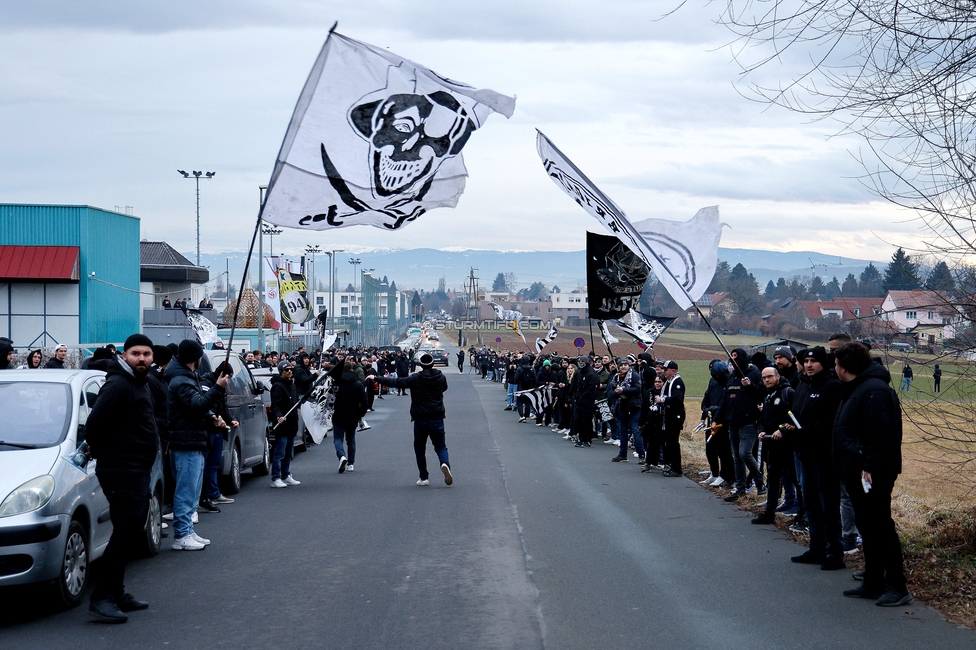 Sturm Graz Mannschaftsempfang
Oesterreichische Fussball Bundesliga, SK Sturm Graz Mannschaftsempfang, Trainingszentrum Messendorf, 02.01.2024. 

Foto zeigt Fans von Sturm
