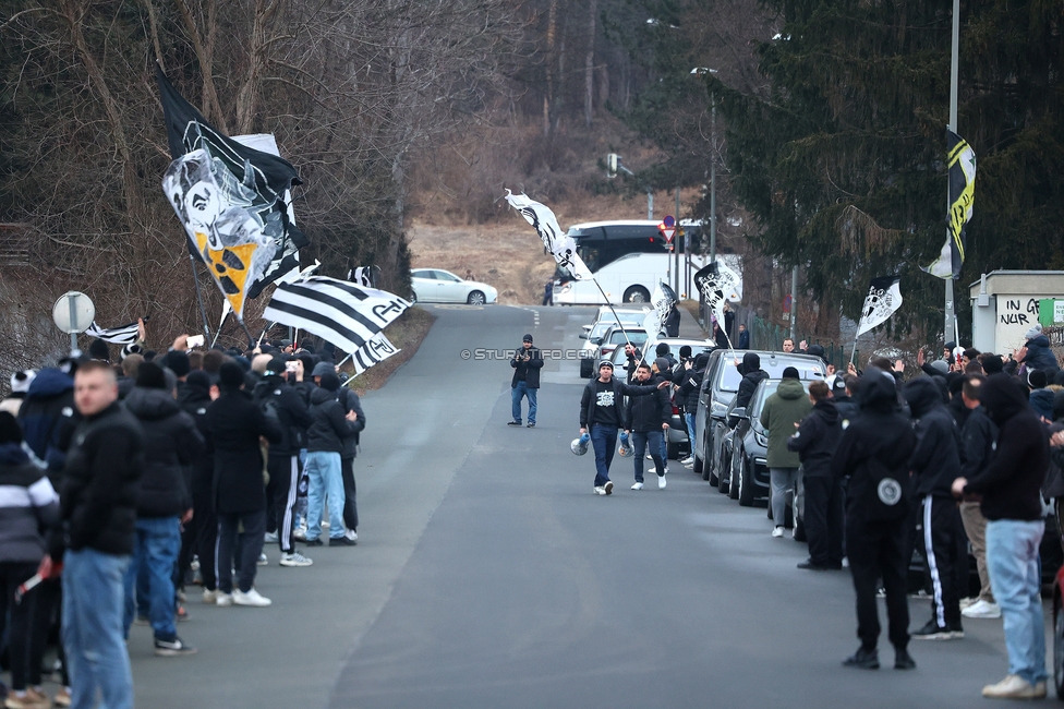 Sturm Graz Mannschaftsempfang
Oesterreichische Fussball Bundesliga, SK Sturm Graz Mannschaftsempfang, Trainingszentrum Messendorf, 02.01.2024. 

Foto zeigt Fans von Sturm
