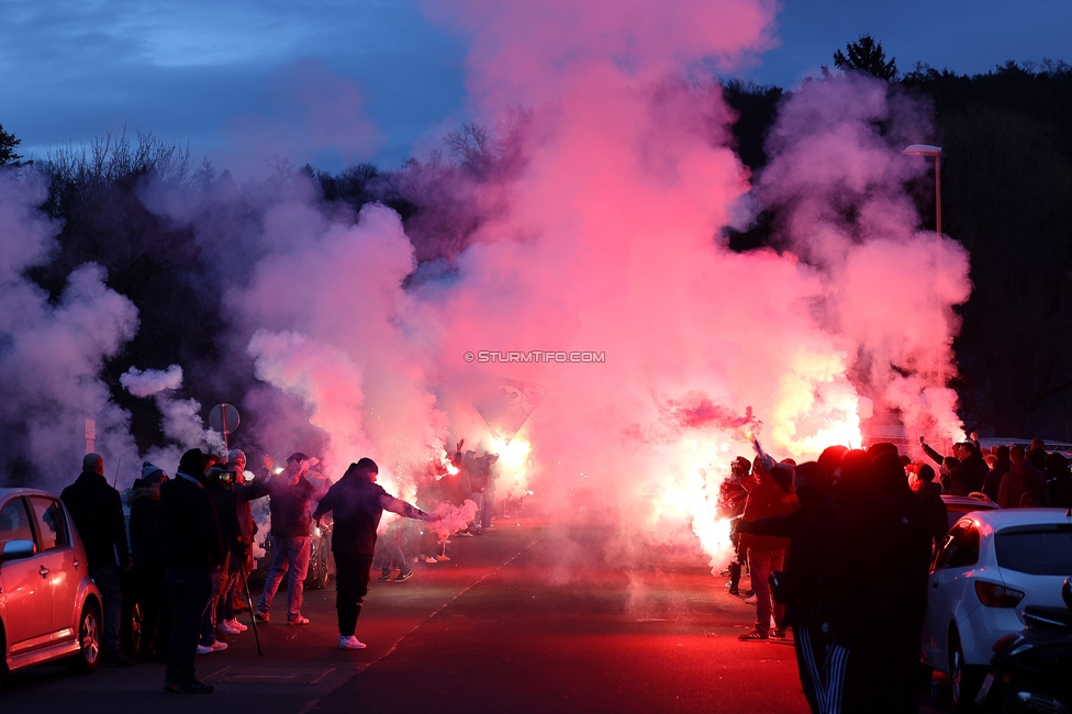 Sturm Graz Mannschaftsempfang
Oesterreichische Fussball Bundesliga, SK Sturm Graz Mannschaftsempfang, Trainingszentrum Messendorf, 02.01.2024. 

Foto zeigt Fans von Sturm mit Pyrotechnik
